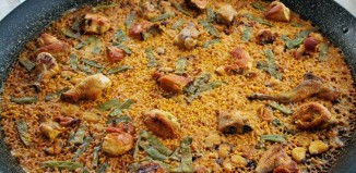 Photo d'une paella Valencienne traditionnel avec du lapin et du poulet